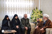 آیت الله محمدی ری شهری در منزل شهید 