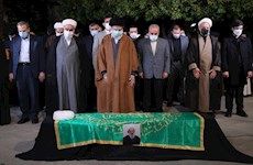 اقامه نماز رهبر معظم انقلاب بر پیکر آیت الله محمدی ری‌شهری(ره)